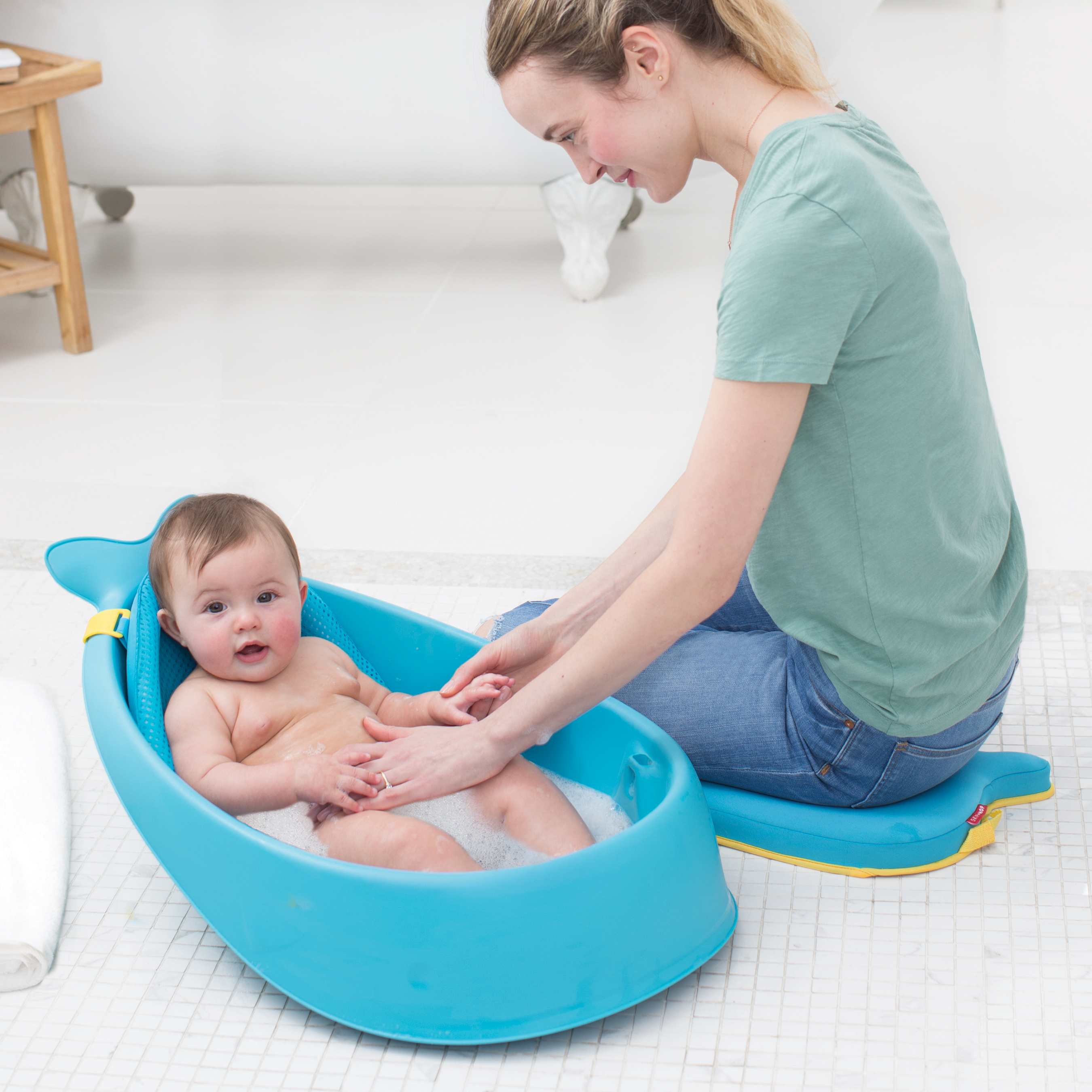 Какую ванночку купить. Ванночка skip Hop Moby Smart Sling 3-Stage. Ванночка для купания детей. Ванна для купания ребенка. Младенец в ванночке.